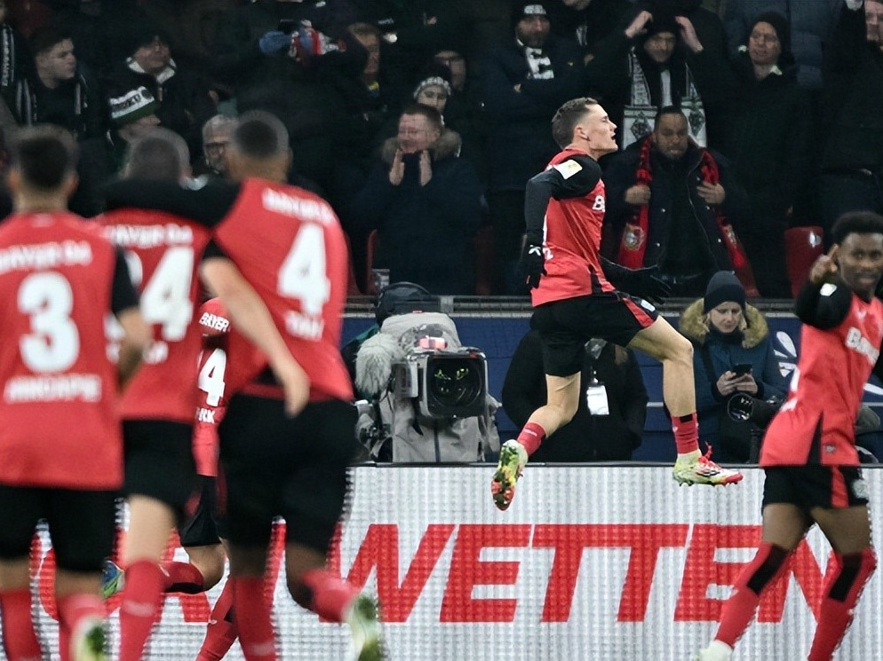 “德甲豪门展开追击战，联盟竞争激烈”的简单介绍