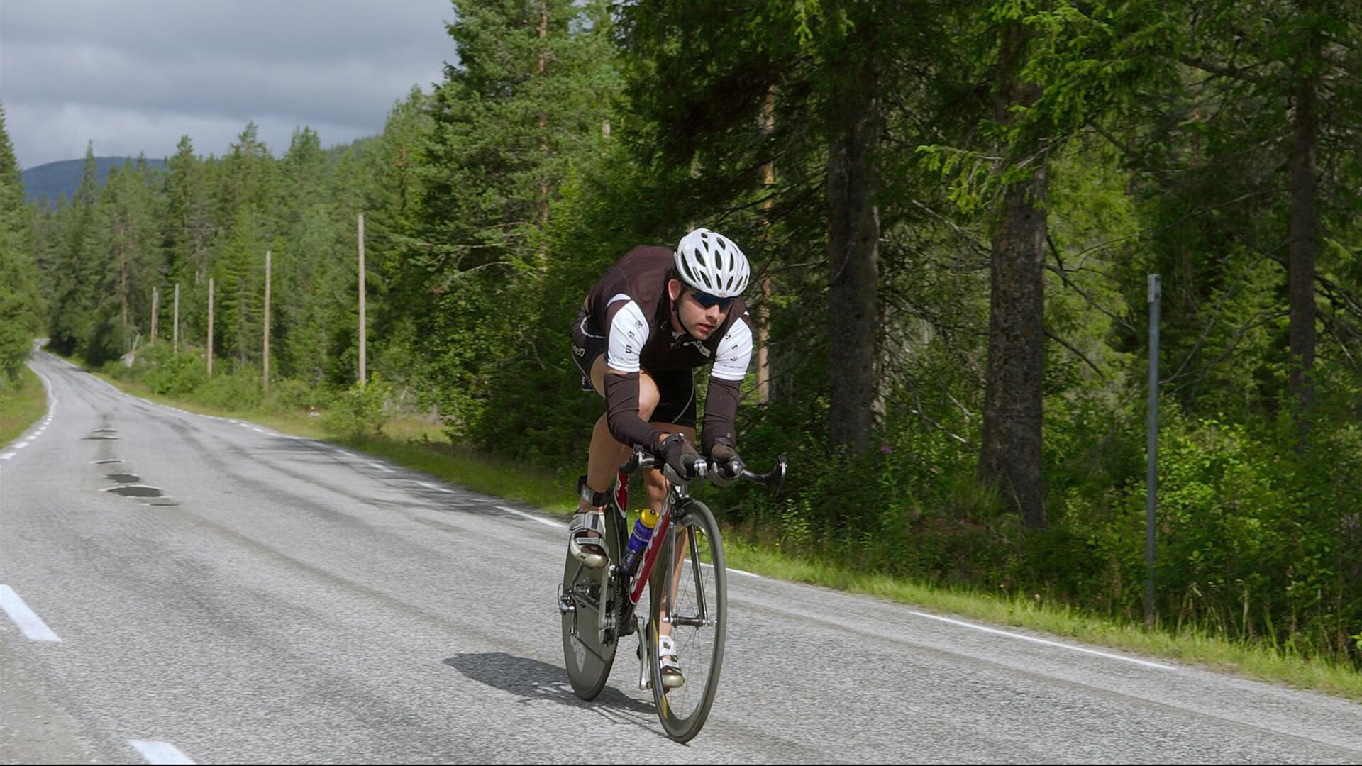 篮球运动在少数民族地区扎根,促进民族团结和文化融合,篮球运动在全民健身中的作用