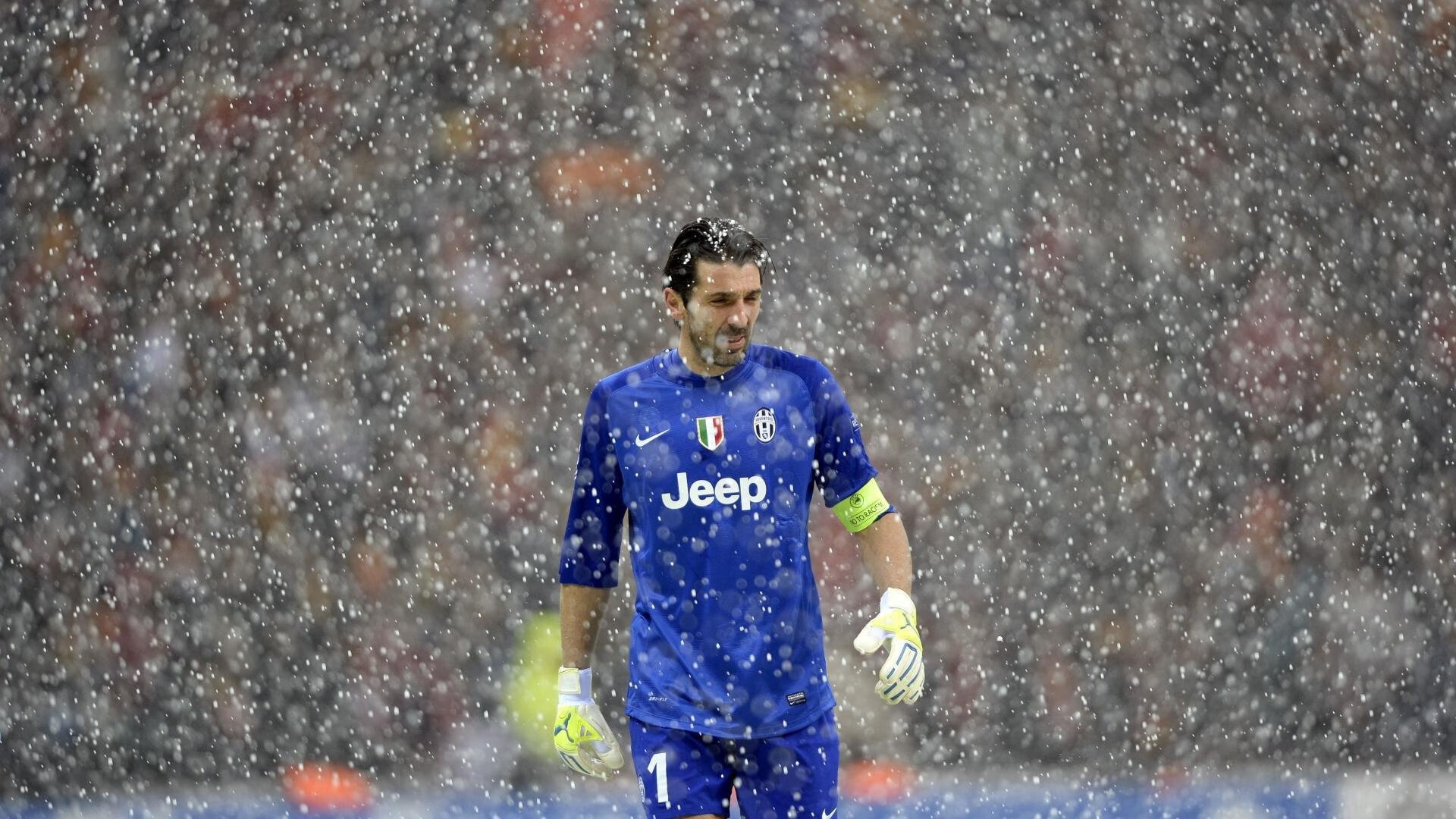 激烈较量在即,球迷们期待双方大比拼,球员们的比拼很热烈,赢得了观众的阵阵喝彩