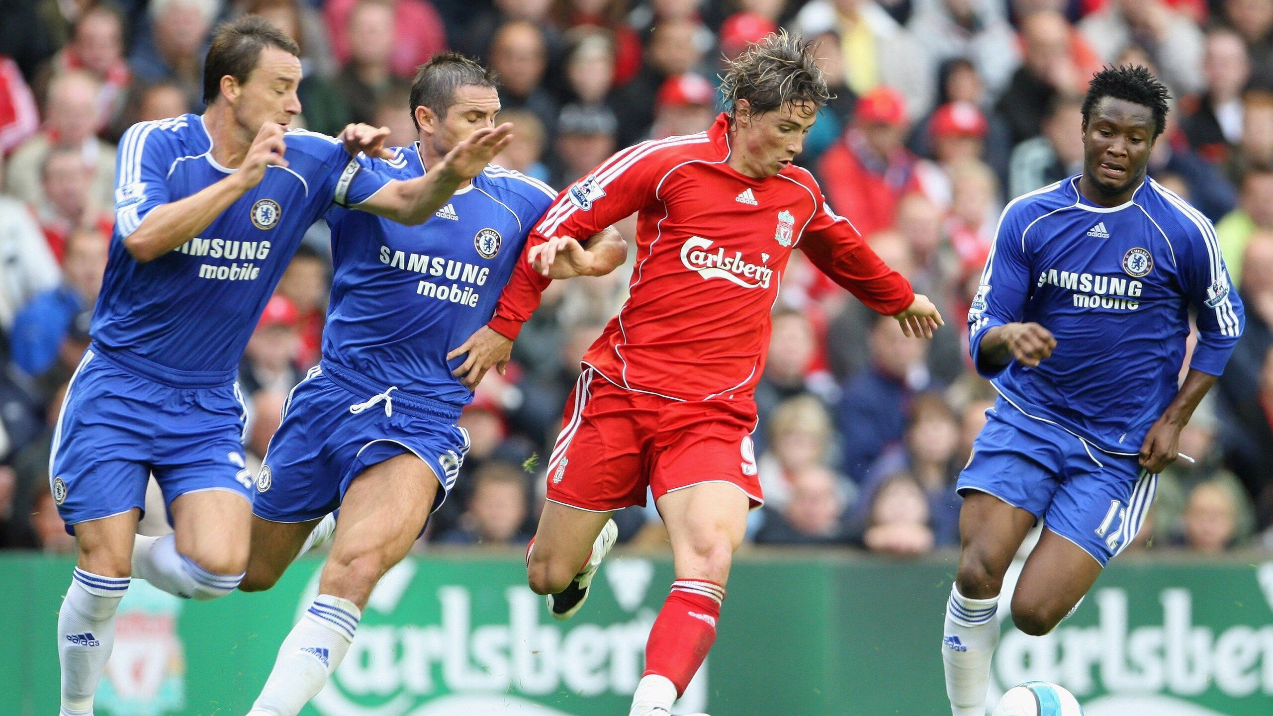 激烈较量在即,球迷们期待双方大比拼,球员们的比拼很热烈,赢得了观众的阵阵喝彩